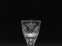 Gla 10  Gla 10, Lauenstein, 2. Hälfte 18. Jahrhundert, Perlenkelch mit Monogramm, Farbloses Glas mit Matt- und Blankschnitt, H 17,2 cm; Dm Fuß 8,5 cm; Dm Mündung 7,4 cm